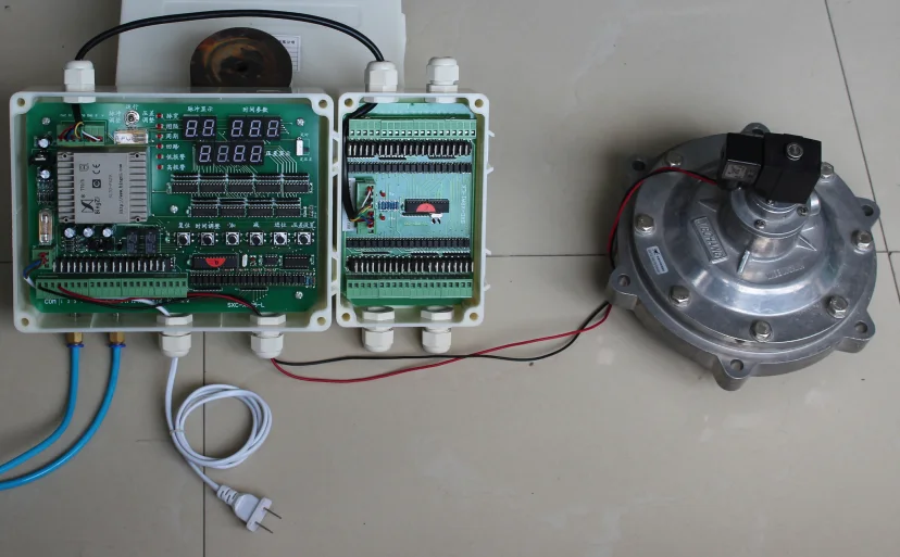 Kontroler pulse Xiechang® SXC-X8A5 terhubung ke katup pulse elektromagnetik